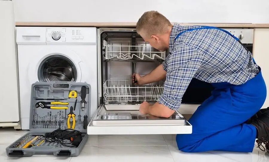 Kemalpaşa Sharp servisi teknisyen ekibi beyaz eşya tamiri yaparken
